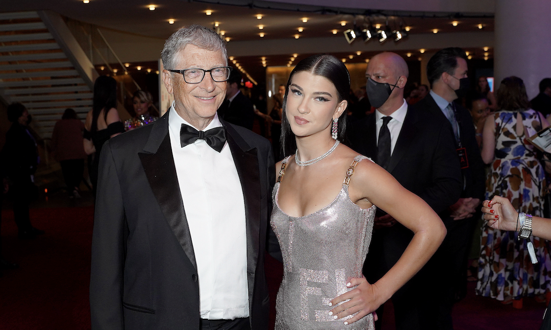 Microsoft's market cap soars to $4 trillion, yet Bill Gates lingers at $1.4 trillion—thanks to Warren Buffett's regrettable guidance.