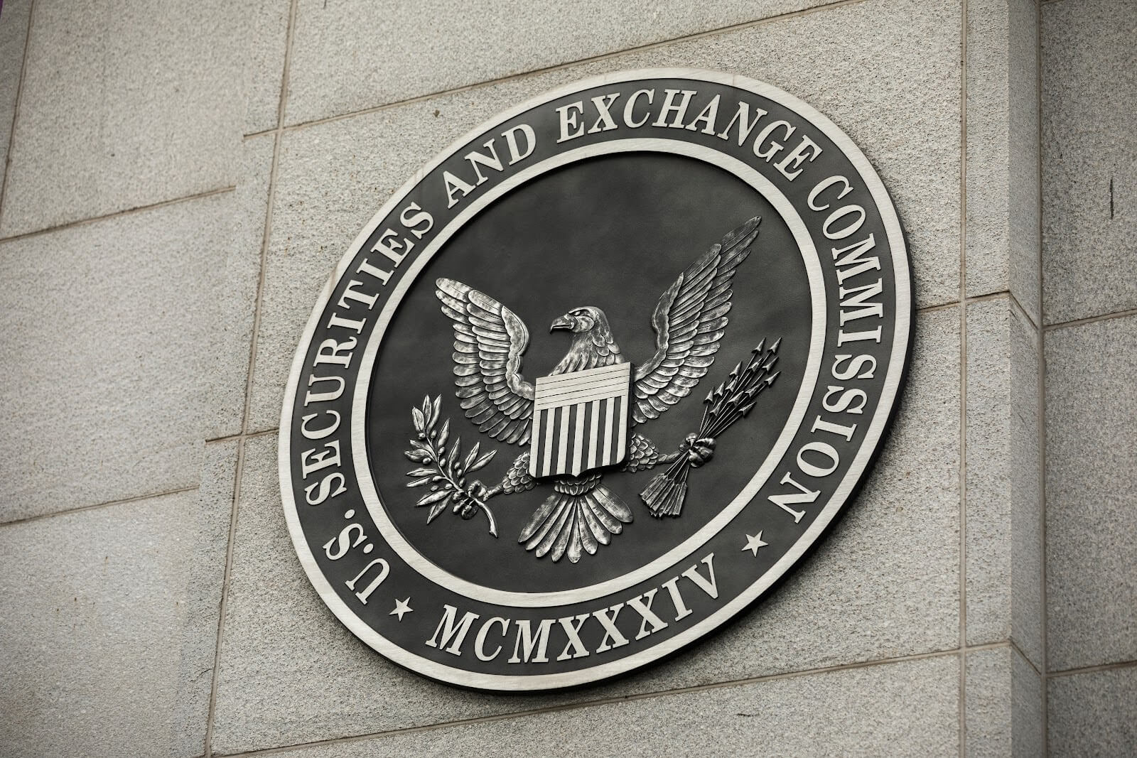 SEC cancels requirement 19b-4 and urges crypto ETF issuers to withdraw their filings.