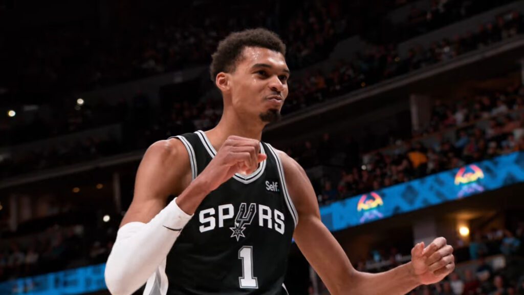 Victor Wembanyama reaches new heights: the French center now stands at 7 feet 4 inches!