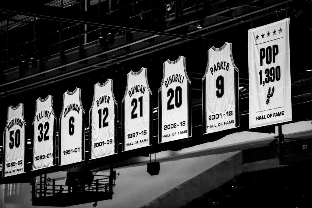 Spurs pay tribute to Gregg Popovich with a special banner unveiling.
