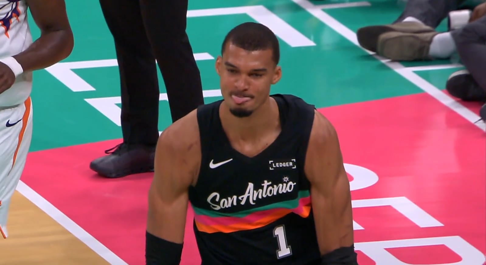 Spurs secure eighth consecutive victory against Kings in thrilling showdown at 2 AM.