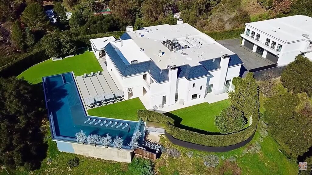 Ben Affleck surprises Jennifer Lopez by gifting her his stake in their $60 million mansion—completely free of charge.