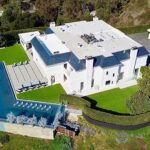 Ben Affleck surprises Jennifer Lopez by gifting her his stake in their $60 million mansion—completely free of charge.